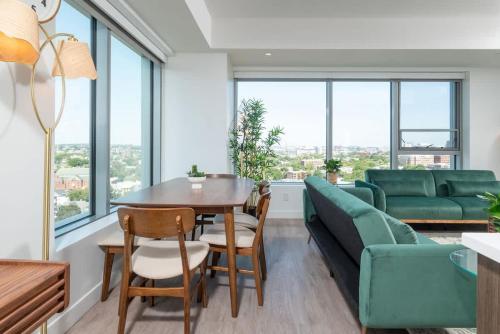 Posezení v ubytování Central Square 3BR Condo with Downtown View Gym and Parking