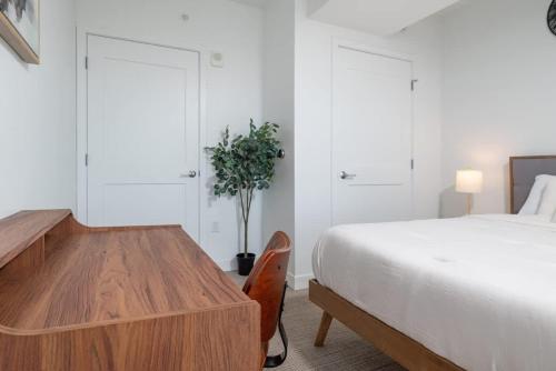 Postel nebo postele na pokoji v ubytování Central Square 3BR Condo with Downtown View Gym and Parking