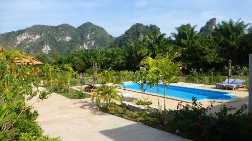 Вид на бассейн в Khao Sok Jasmine Garden Resort - SHA Certified или окрестностях