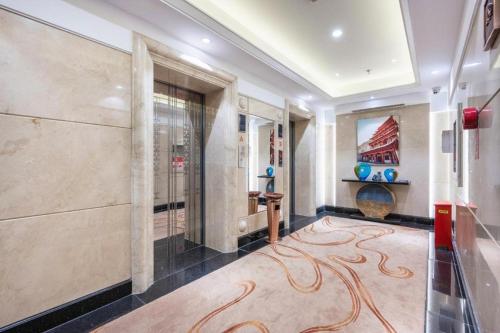 蘭州市にあるGrand Soluxe Hotel Gansuのシャワーと敷物のあるロビー