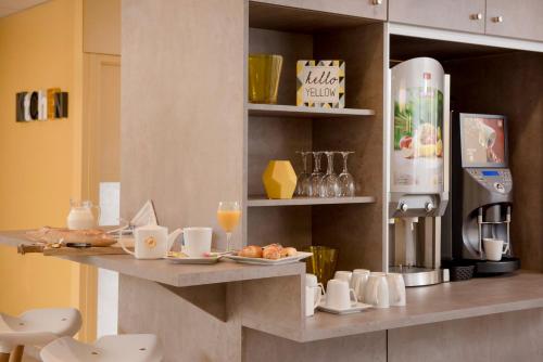 サン・テティエンヌにあるキリアド サン テティエンヌ サントルのキッチン(カウンター、食べ物、ドリンク付)