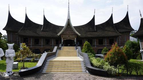 a building with steps leading up to a house at Havilla Maranatha in Padang