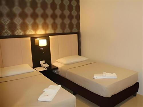 Ένα ή περισσότερα κρεβάτια σε δωμάτιο στο Manhattan Suites Inn