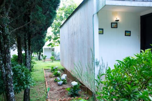 a garden with white flowers next to a building at La Maison Dalat in Ấp Man Ling