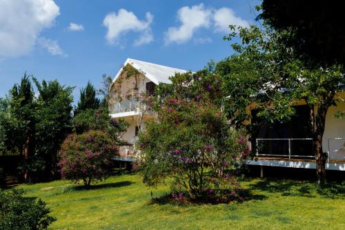 an old house with flowers in front of it at La Maison Dalat in Ấp Man Ling