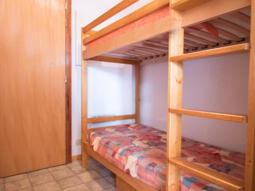 a bedroom with two bunk beds in a room at Appartement confortable 3/4 pers à Aussois - FR-1-508B-18 in Aussois