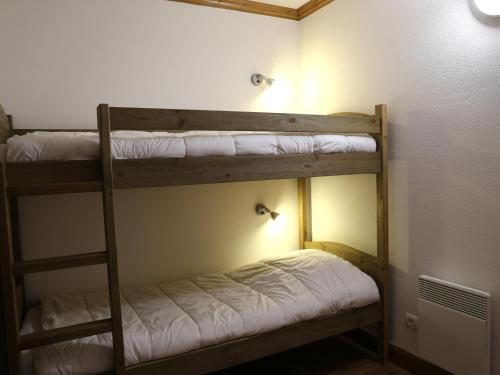 Ce lit se trouve dans un dortoir lumineux doté de 2 lits superposés. dans l'établissement Appartement spacieux 6 pers avec WIFI et balcon - FR-1-508B-36, à Aussois