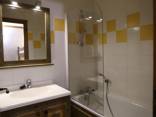 une salle de bain avec un lavabo, une douche et une baignoire dans l'établissement Appartement spacieux 6 pers avec WIFI et balcon - FR-1-508B-36, à Aussois