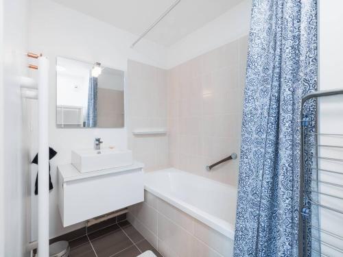 une salle de bain blanche avec un lavabo et une douche dans l'établissement Appart avec vue sur le phare, balcon au Touquet - FR-1-821-34, à Le Touquet-Paris-Plage