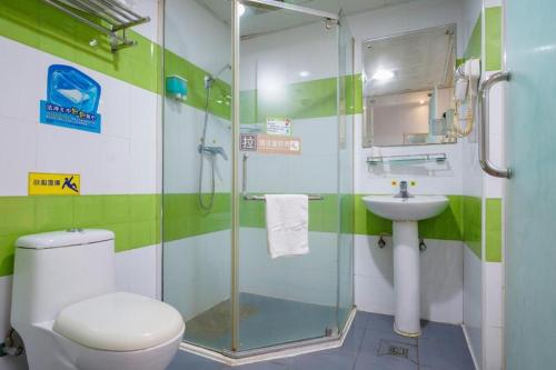 7 Days Inn Wuhan Hanzheng Street Shengli Road Metro Station في ووهان: حمام مع دش ومرحاض ومغسلة