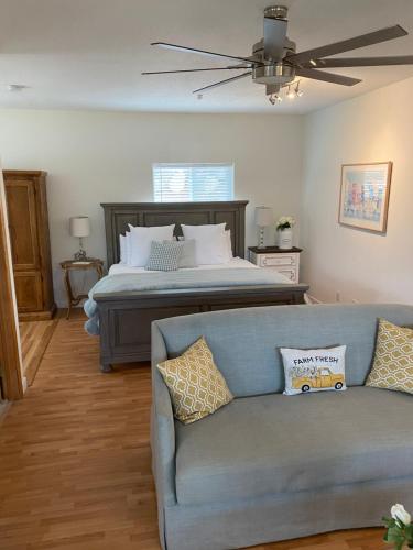 Postel nebo postele na pokoji v ubytování Rustic Ridge Vineyards Cottage