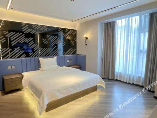 Ένα ή περισσότερα κρεβάτια σε δωμάτιο στο 7 Days Inn Deyang Zhongjiang Kuishan Park