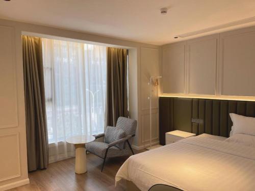 Ένα ή περισσότερα κρεβάτια σε δωμάτιο στο 7 Days Inn Deyang Zhongjiang Kuishan Park