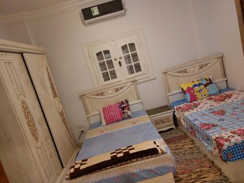 a bedroom with two twin beds and a window at فيلا للايجار بالاسكندريه لعشاق الرفاهيه والخصوصيه in King Mariout