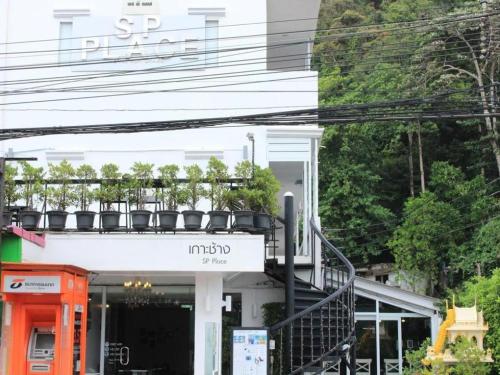 a building with a balcony on top of it at SP. Place Hotel in Ko Chang