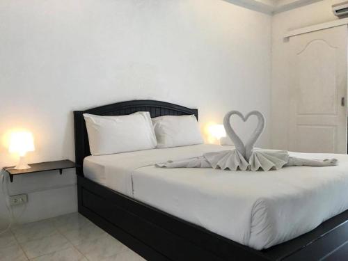 a bedroom with a bed with a heart decoration on it at SP. Place Hotel in Ko Chang