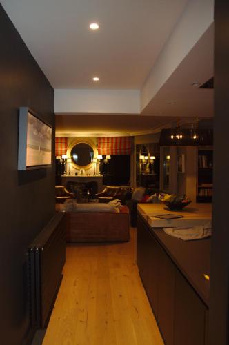 une cuisine et un salon avec un canapé et une table dans l'établissement So Touquet, à Le Touquet-Paris-Plage