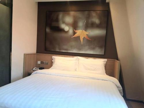 a bedroom with a bed with a star above it at 7 Days Inn Zhangjiakou Chongli Yuxing Road in Zhangjiakou