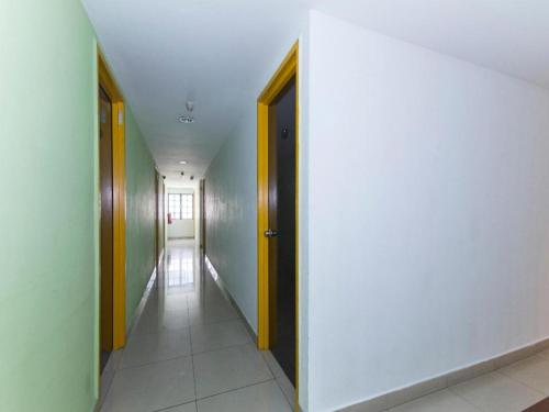 an empty hallway with a door and a hallway sidx sidx sidx at OYO 175 Lotus Hotel in Kuala Lumpur