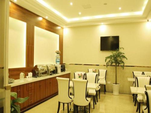 a waiting room with white chairs and a mirror at GreenTree Inn Nanjing Confucius Temple Sanshan Street Subway Station Express Hotel in Nanjing