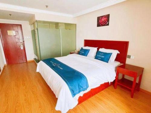 Кровать или кровати в номере GreenTree Inn Tianjin JinNan ShuangLin Metro Station Express Hotel