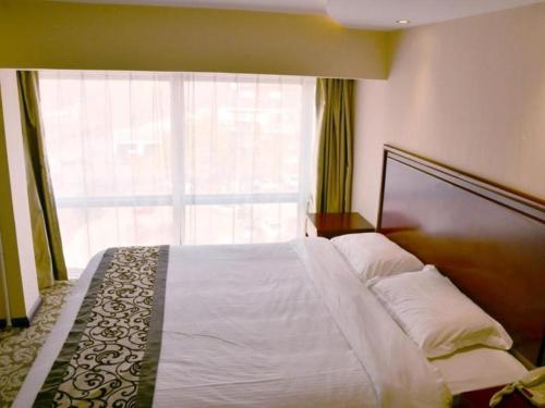 Кровать или кровати в номере GreenTree Inn Tianjin JinNan ShuangLin Metro Station Express Hotel