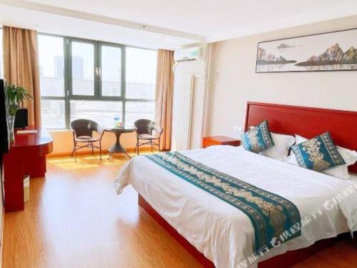 Кровать или кровати в номере GreenTree Inn Tianjin JinNan ShuangLin Metro Station Express Hotel