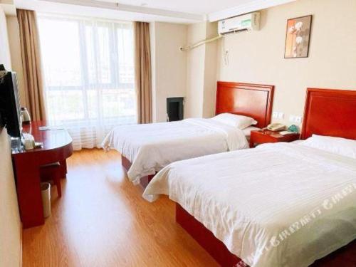 Кровать или кровати в номере GreenTree Inn Tianjin JinNan ShuangLin Metro Station Express Hotel