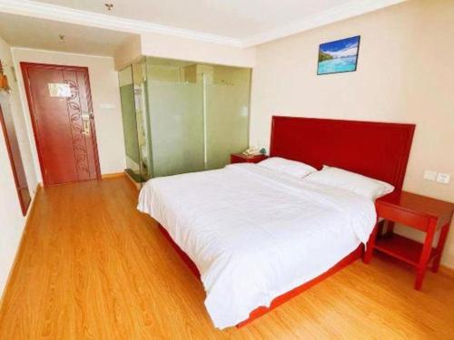 Кровать или кровати в номере GreenTree Inn Tianjin JinNan ShuangLin Metro Station Express Hotel