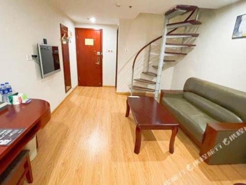 Телевизор и/или развлекательный центр в GreenTree Inn Tianjin JinNan ShuangLin Metro Station Express Hotel