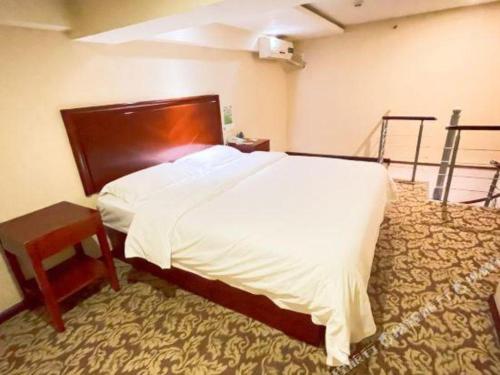 Кровать или кровати в номере GreenTree Inn Tianjin JinNan ShuangLin Metro Station Express Hotel