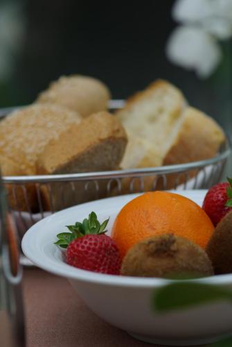 Makanan di atau berdekatan rumah tamu ini