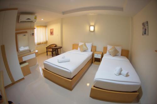 Un pat sau paturi într-o cameră la Baan Sanpoom