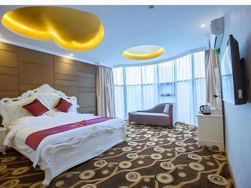 GreenTree Inn Wuxi Donggang Town Donghutang Shell Hotel في ووشي: غرفة نوم بسرير كبير وسقف اصفر