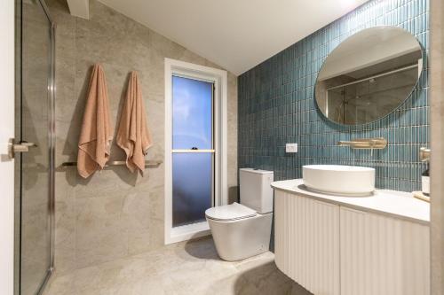 Koupelna v ubytování Amira Beach House - air conditioned, pool, walk to beach & cafes