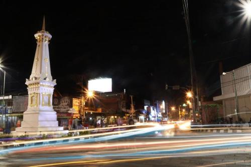 a large white monument on a city street at night at Super OYO 1046 Omah Pathok in Yogyakarta