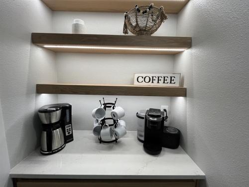 Příslušenství pro přípravu čaje a kávy v ubytování Coffee Cove on Cedar Creek