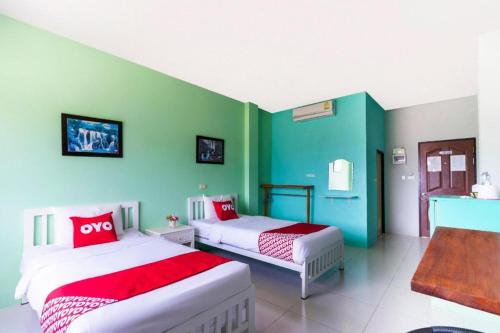 Кровать или кровати в номере Thanagrit Apartelle