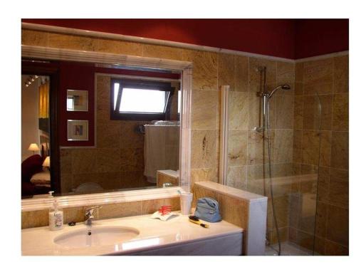 y baño con lavabo y ducha. en Villa La Carabela 35, en Playa Blanca
