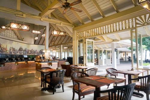 a restaurant with tables and chairs and a bar at Phi Phi Holiday Resort, Leam Tong Beach in Phi Phi Don