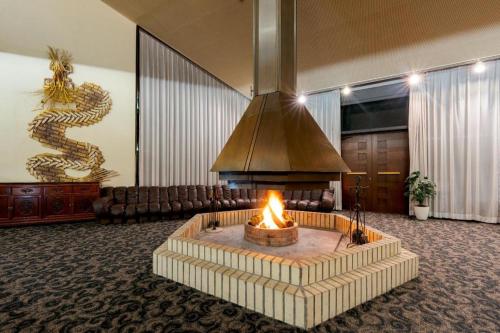a living room with a fire pit in the middle at Fuji Shoei kaikan in Fuji