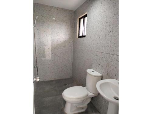 Koupelna v ubytování OYO 800 DDD Habitat Dormtel Bacolod