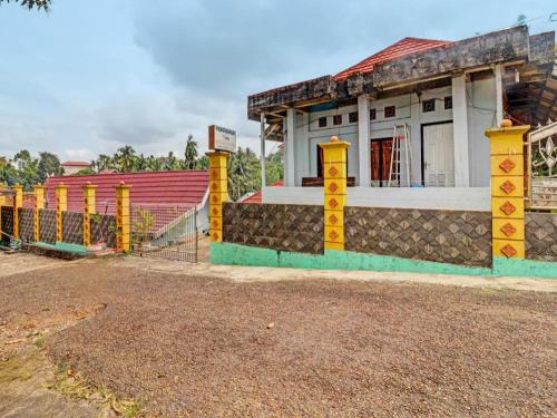 a building with a fence in front of it at OYO 91886 Bfs Homestay Syariah in Jambi