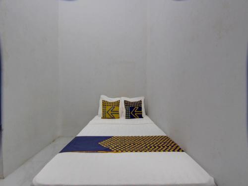 Кровать или кровати в номере Hotel O Galih Kost 1 Syariah