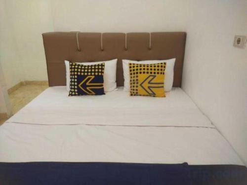Кровать или кровати в номере SPOT ON 93478 Amanda Residence Syariah