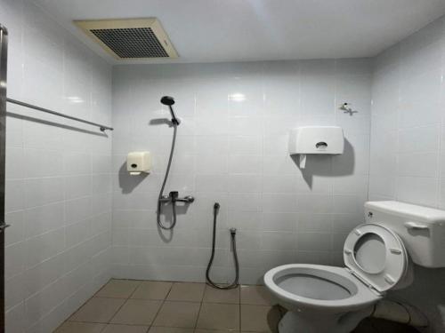 Ванная комната в OYO 90994 Hotel Golden Mouse