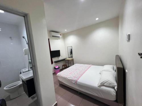 Кровать или кровати в номере OYO 90994 Hotel Golden Mouse
