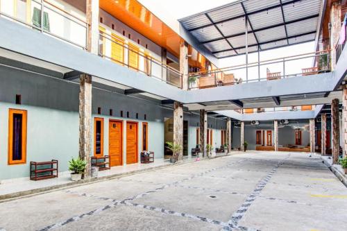 an empty courtyard of a building with a lot of windows at Hotel O Ekslusive Double'n in Solo