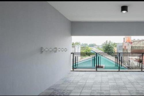 Πισίνα στο ή κοντά στο Hotel O Jatibening Residence Syariah