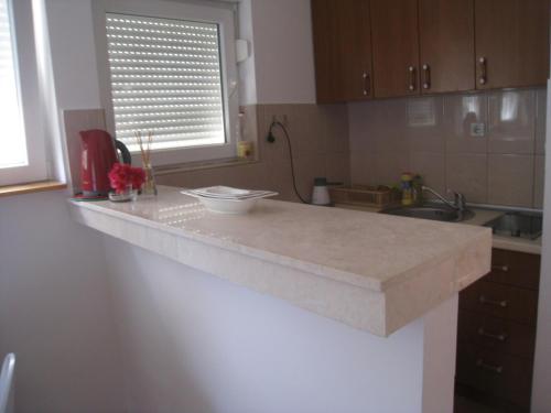eine Küche mit einer Arbeitsplatte und einem Waschbecken in der Unterkunft Studio Apartment Danijela in Igalo